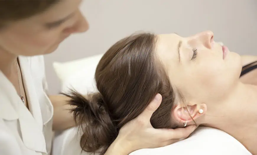 chiropractor-neck-pain-adjustment
