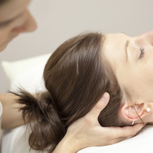 chiropractor-neck-pain-adjustment